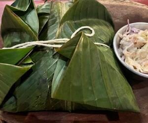 Dinner served in banana leaves at En La Fonda, Panama. (NewsAmericasnow.com image)