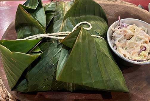Dinner served in banana leaves at En La Fonda, Panama. (NewsAmericasnow.com image)