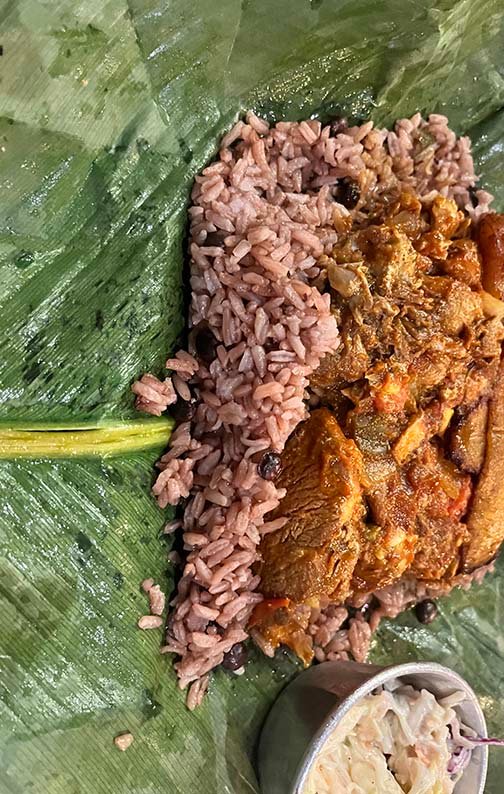 Coconut rice served on a banana leaf at En La Fonda in Panama City, Panama. (NewsAmericasnow.com image)